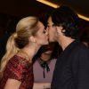 Isabelle Drummond troca beijos com o namorado, Tiago Iorc, em lançamento de filme em São Paulo neste sábado, 7 de junho de 2014