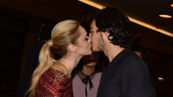 Isabelle Drummond beija o namorado, Tiago Iorc, em lançamento de filme em SP