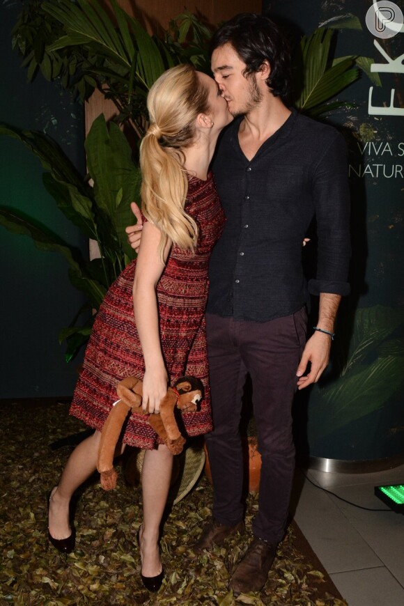 Isabelle Drummond troca beijos com o namorado, Tiago Iorc, em lançamento de filme em São Paulo