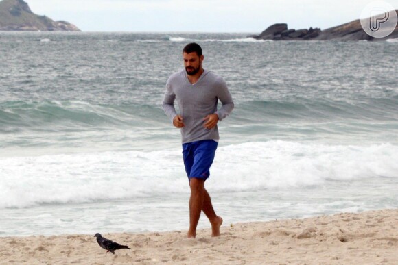 Cauã Reymond exibe boa forma ao correr na praia