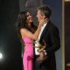 Sandra Bullock cumprimenta Hugh Grant ao receber o prêmio 'Gostosa por uma década'no Spike Guys Choice Awards 2014