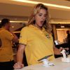 Carolina Dieckmann e outros famosos participaram de um evento futebolístico no Shopping JK, em São Paulo, nesta segunda-feira (9)