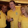 Carolina Dieckmann e outros famosos participaram de um evento futebolístico no Shopping JK, em São Paulo, nesta segunda-feira (9)