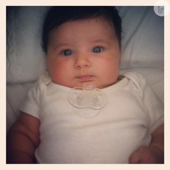 Carol Francischini mostra a filha, Valentina, bem de pertinho em seu Instagram, em 1º de fevereiro de 2013