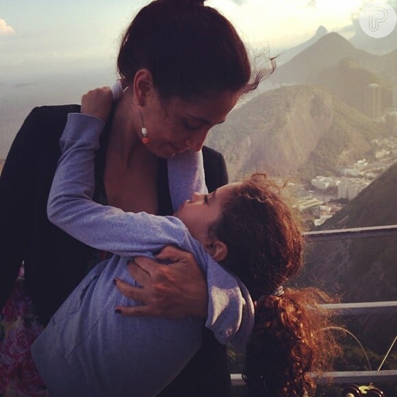 Camila Pitanga em seu momento mãezona com a filha, Antonia, de 6 anos