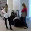 Mulher do goleiro da Seleção, Julio Cesar, Susana Werner aguarda momento de embarque em aeroporto no Rio de Janeiro