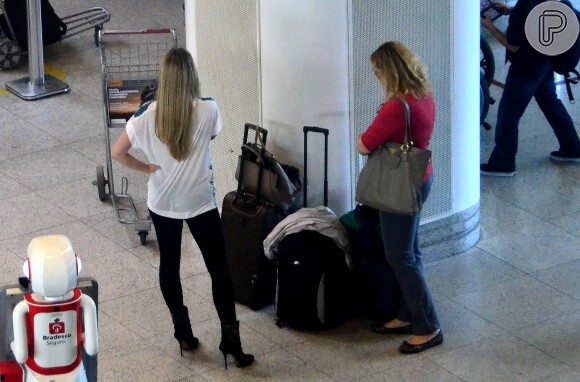 Mulher do goleiro da Seleção, Julio Cesar, Susana Werner aguarda momento de embarque em aeroporto no Rio de Janeiro