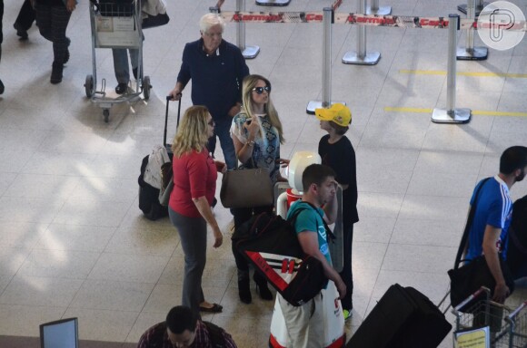Mulher do goleiro da Seleção, Julio Cesar, Susana Werner embarca com o filho Cauet e os pais, Avelino Werner e Kátia Werner, em aeroporto do Rio