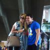 Mulher do goleiro da Seleção, Julio Cesar, Susana Werner tira foto com fã em aeroporto no Rio