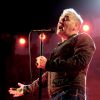 Morrissey, ex-vocalista da banda 'The Smiths', foi levado até o hospital nessa quarta-feira 11 de junho e usou suas redes sociais para informar sobre o cancelamento da turnê, por conta de um 'horrível resfriado' que resultou em uma infecção respiratória
