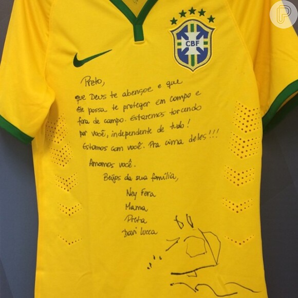 Neymar ganhou uma camisa com uma mensagem da família para dar sorte na estreia da Copa do Mundo, nessa quinta-feira, 12 de junho de 2014
