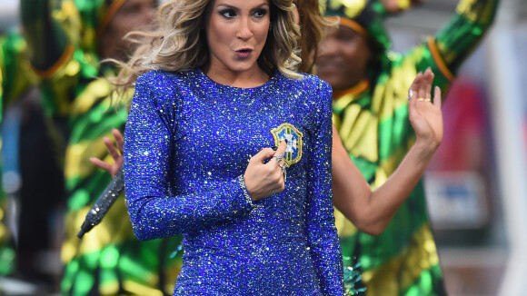 Claudia Leitte usa look avaliado em mais de R$ 2 milhões na abertura da Copa