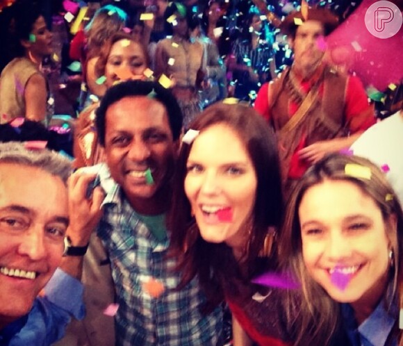 Fernanda Gentil posta foto com o ator de 'Geração Brasil' Luís Miranda e jornalistas da Globo no programa 'Esquenta'