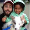 Bruno Gagliasso posa com GoogleDog, um dos cães que tem com a mulher, Giovanna Ewbank