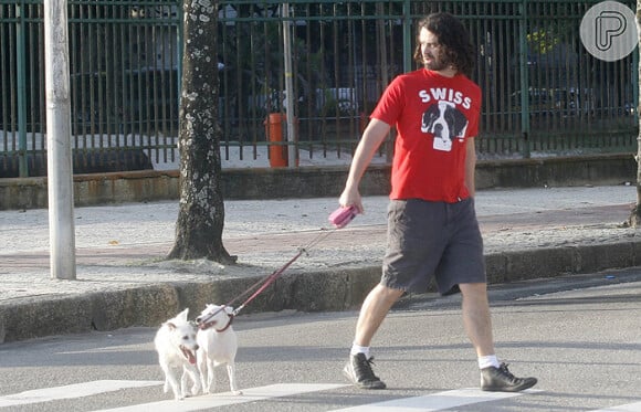 Carmo Dalla Vecchia leva os cachorros para dar uma volta na praia de Ipanema, na zona sul do Rio