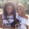 Juliana Alves e Maíra Charken participam de campanha de adoção de cachorros, em Ipanema, na zona sul do Rio de Janeiro, em 2012