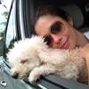 Thalita Lippi descansa na janela do carro com Solei