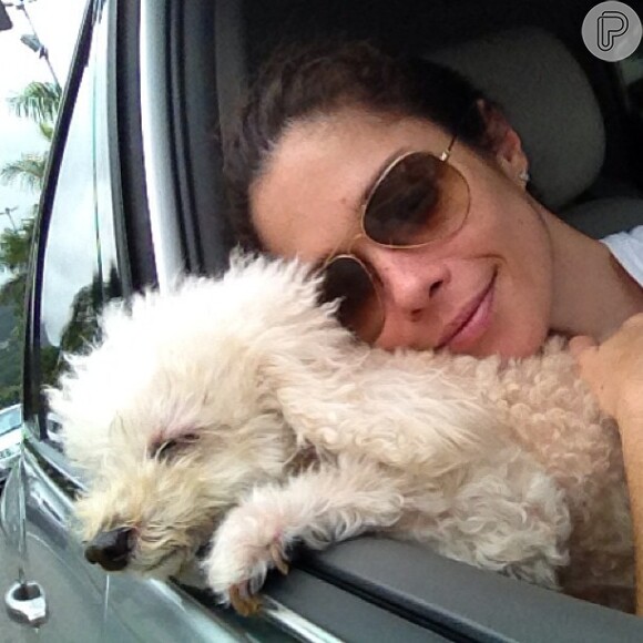 Thalita Lippi descansa na janela do carro com Solei