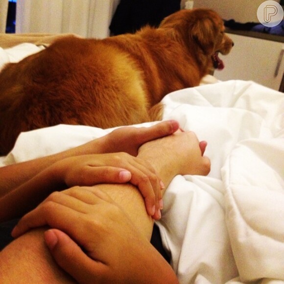 Fernanda Gentil recebeu marido e cadela no hotel em que está hospedada em Teresópolis (RJ)