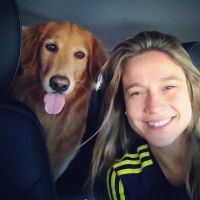 Longe de casa por causa da Copa, Fernanda Gentil ganha visita de marido e cadela