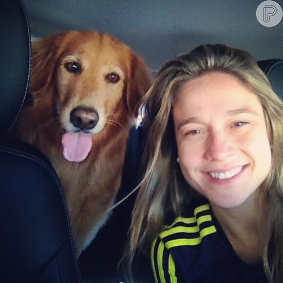 Longe de casa, Fernanda Gentil ganha visita de marido e cadela (14 de junho de 2014)