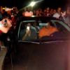 Leonardo DiCaprio chegou cercado de seguranças em cinco carros