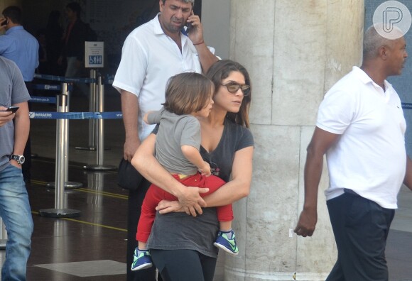 Priscila Fantin desembarca no Rio de Janeiro com o filho, Romeo, no colo (16 de junho de 2014)