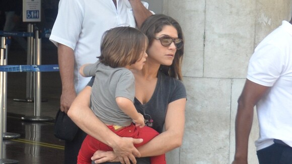 Priscila Fantin carrega o filho, Romeo, no colo ao desembarcar no Rio de Janeiro