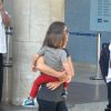Priscila Fantin desembarca no Rio de Janeiro com o filho, Romeo (16 de junho de 2014)