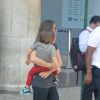 Priscila Fantin desembarca no Rio de Janeiro com o filho, Romeo (16 de junho de 2014)
