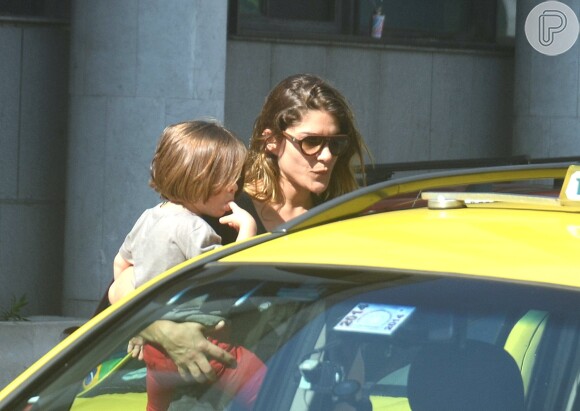 Priscila Fantin entra no táxi com o filho, Romeo