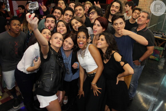 Parte do elenco de 'Malhação Sonhos' tira selfie durante coletiva de imprensa