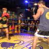 Arthur Aguiar luta muay thai com Isabella Santoni em ringue da cidade cenográfica