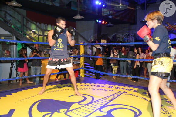 Arthur Aguiar luta muay thai com Isabella Santoni em ringue da cidade cenográfica