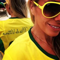Adriane Galisteu veste camisa do Brasil personalizada: 'Mãe do Vittorio'