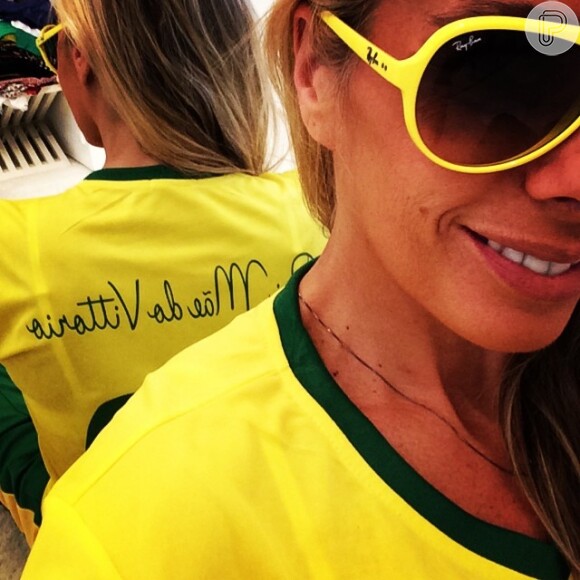 Adriane Galisteu já está preparada para assistir ao segundo jogo do Brasil na Copa do Mundo, em 17 de junho de 2014