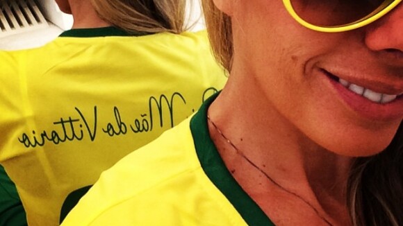 Adriane Galisteu veste camisa do Brasil personalizada: 'Mãe do Vittorio'