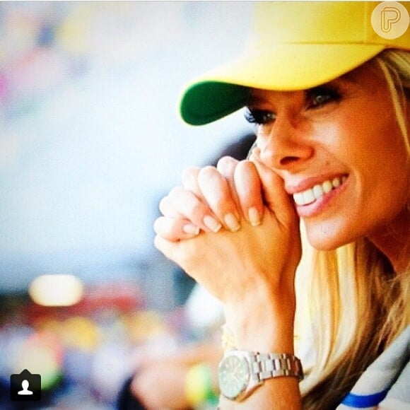 Adriane Galisteu sempre está uiniformizada para os jogos do Brasil