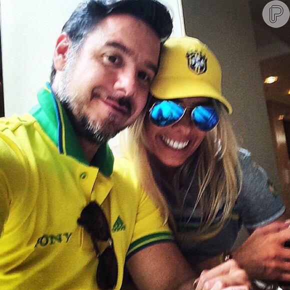 Adriane Galisteu assistiu à estreia do Brasil na Copa do Mundo na companhia do marido, Alexandre Iódice