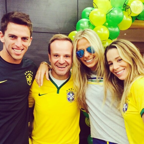 Adriane Galisteu posa ao lado de Amaury Nunes, Rubens Barrichello e Danielle Winits na abertura da Copa do Mundo