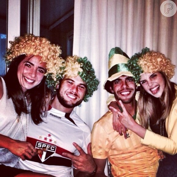 Kaká e Carol Celico recebe casal de amigos para o jogo do Brasil na Copa do Mundo