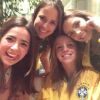 Carol Celico se diverte com amigas durante o jogo do Brasil