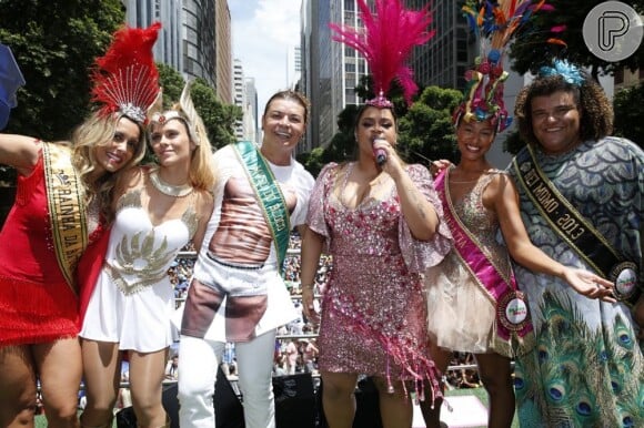 Preta Gil recebe famosos em seu bloco de pré-carnaval