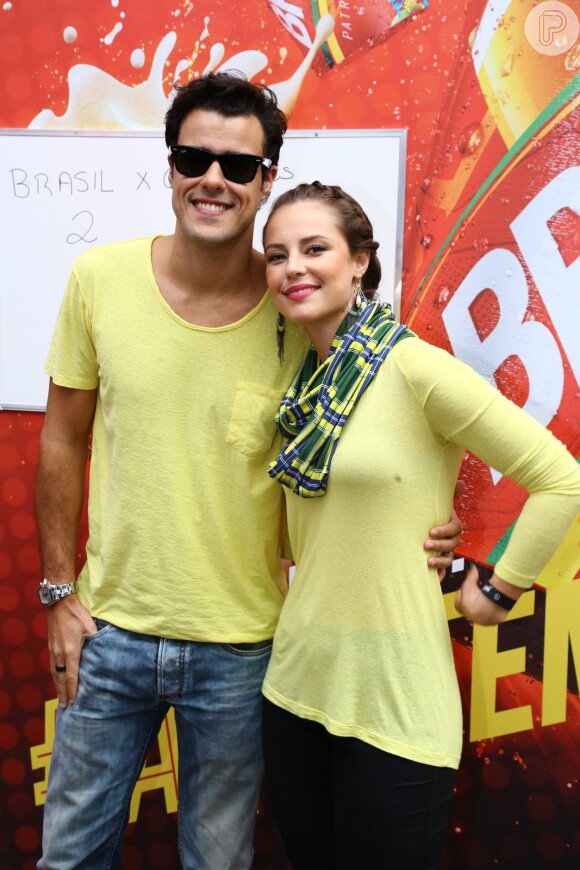 Paolla Oliveira posa no evento com o marido, o ator Joaquim Lopes