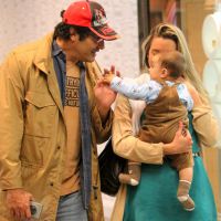 Luciano Szafir e a mulher levam o filho, David, de 6 meses, ao shopping