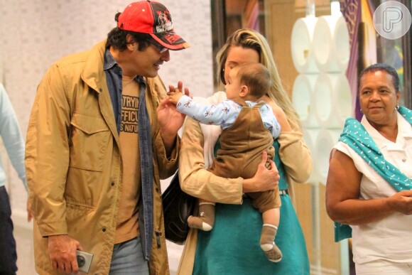 Luciano Szafir e sua mulher, Luhanna, passearam com o filho David, de 6 meses, por um shopping na Barra da Tijuca, Zona Oeste do Rio, nesta quinta-feira, 19 de junho de 2014