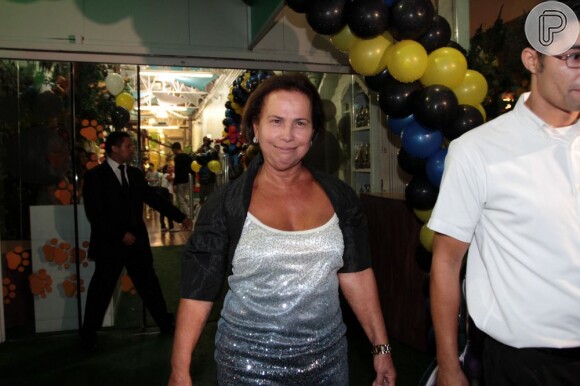 Dona Sônia, mãe de Ronaldo, está encantada com Paula Morais