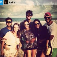 De férias no Brasil, Kaká e Carol Celico viajam com a família para a Bahia