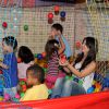 Sthefany Brito comemora aniversário com crianças em orfanato