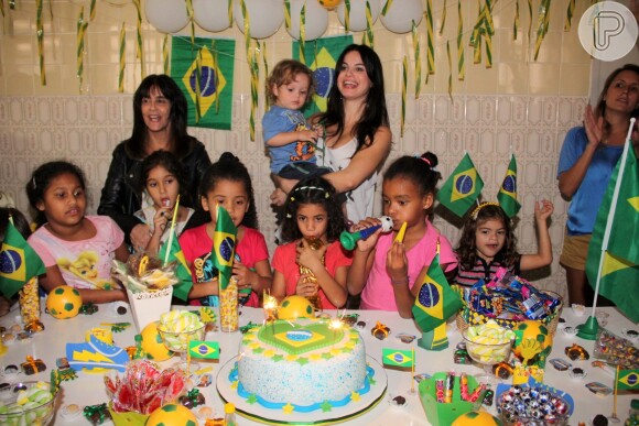 Sthefany Brito optou por comemorar seus 27 anos ao lado de crianças em orfanato